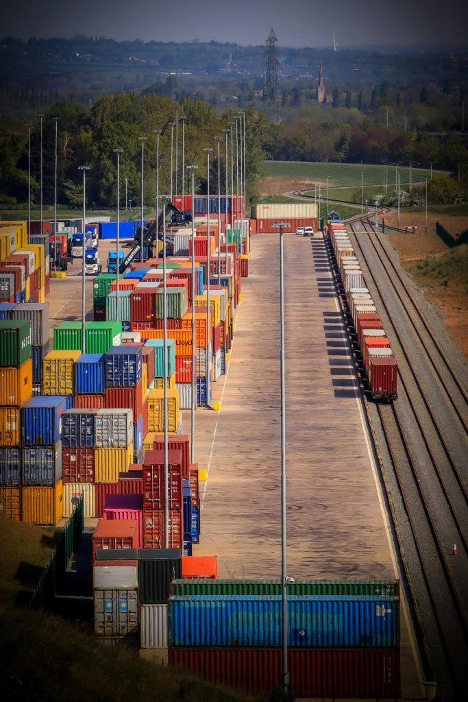 Ein Zug fährt die Gleise entlang